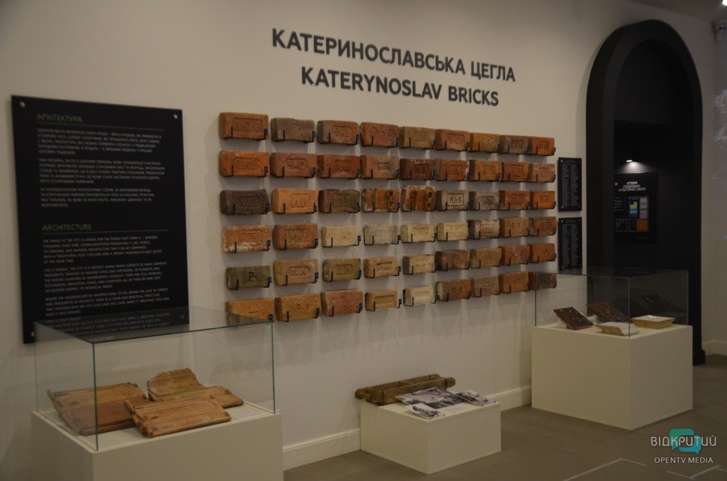 Старинный патефон и самогонный аппарат: какие экспонаты представлены в новом музее Днепра - рис. 11
