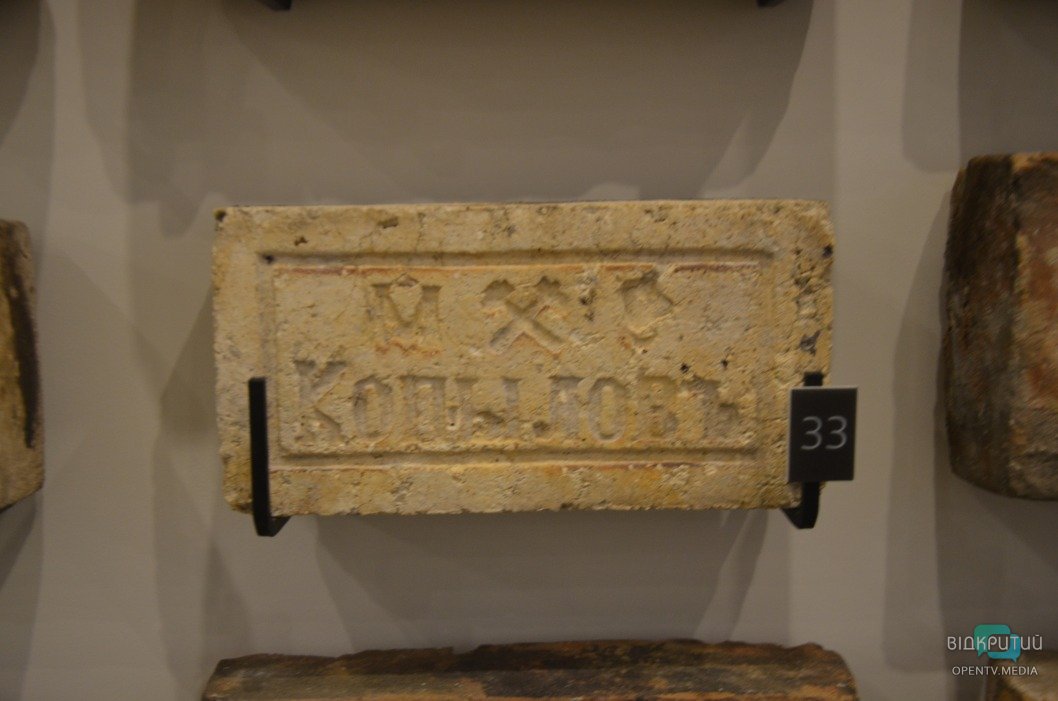 Старинный патефон и самогонный аппарат: какие экспонаты представлены в новом музее Днепра - рис. 15