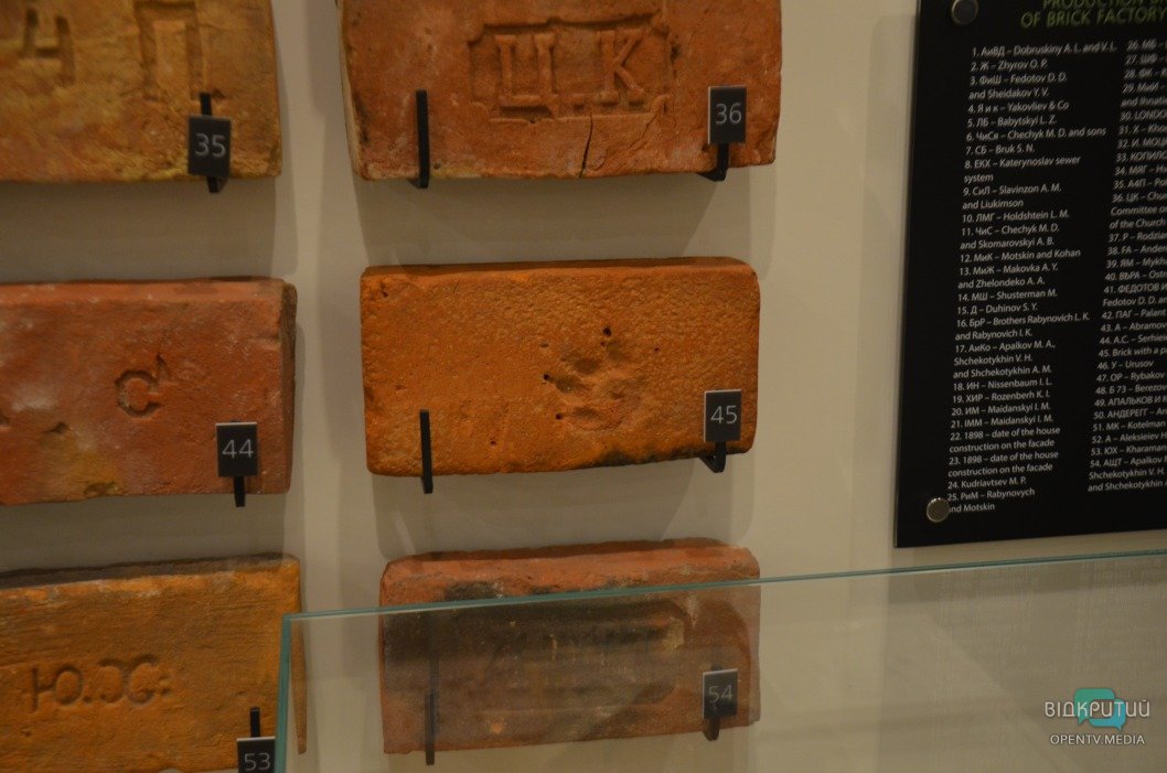 Старинный патефон и самогонный аппарат: какие экспонаты представлены в новом музее Днепра - рис. 17