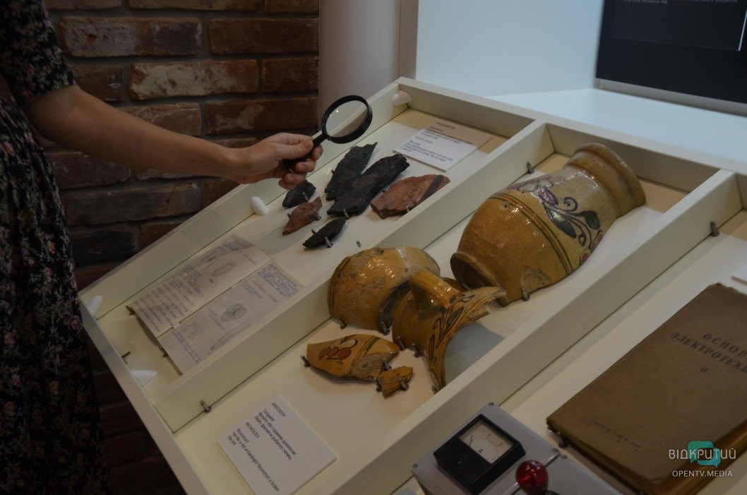 Старинный патефон и самогонный аппарат: какие экспонаты представлены в новом музее Днепра - рис. 36