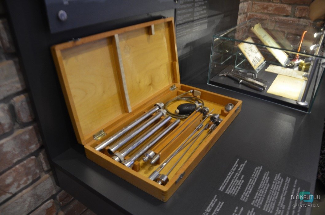 Старинный патефон и самогонный аппарат: какие экспонаты представлены в новом музее Днепра - рис. 27