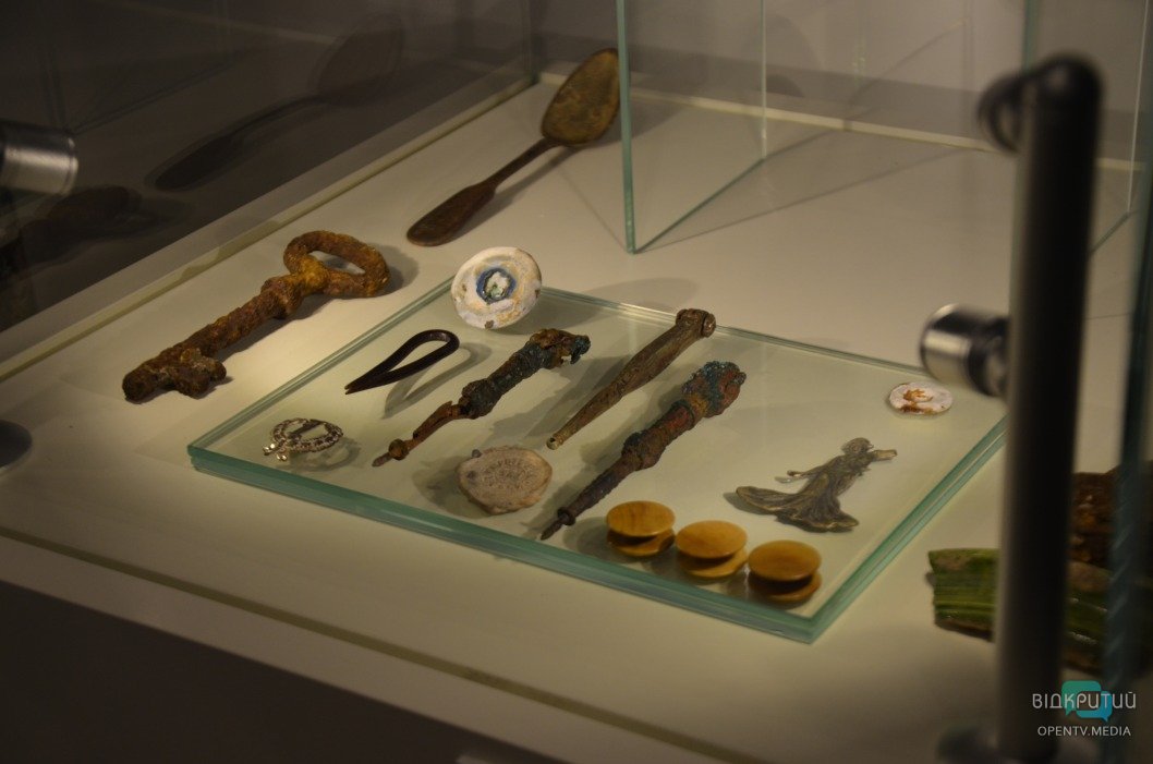 Старинный патефон и самогонный аппарат: какие экспонаты представлены в новом музее Днепра - рис. 28