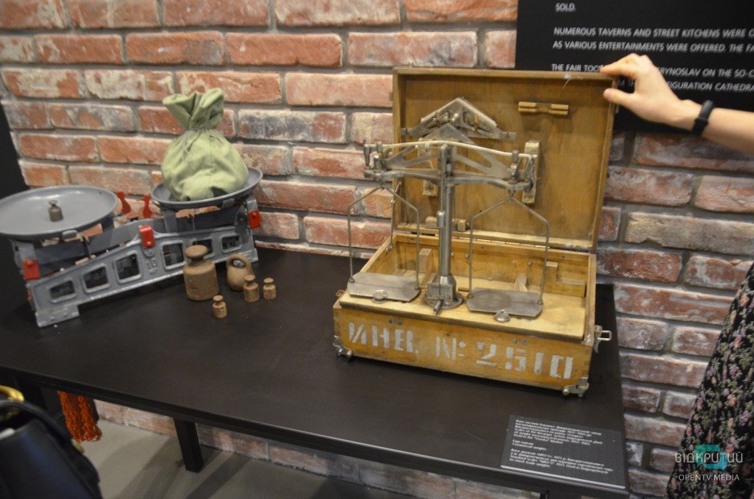 Старинный патефон и самогонный аппарат: какие экспонаты представлены в новом музее Днепра - рис. 30