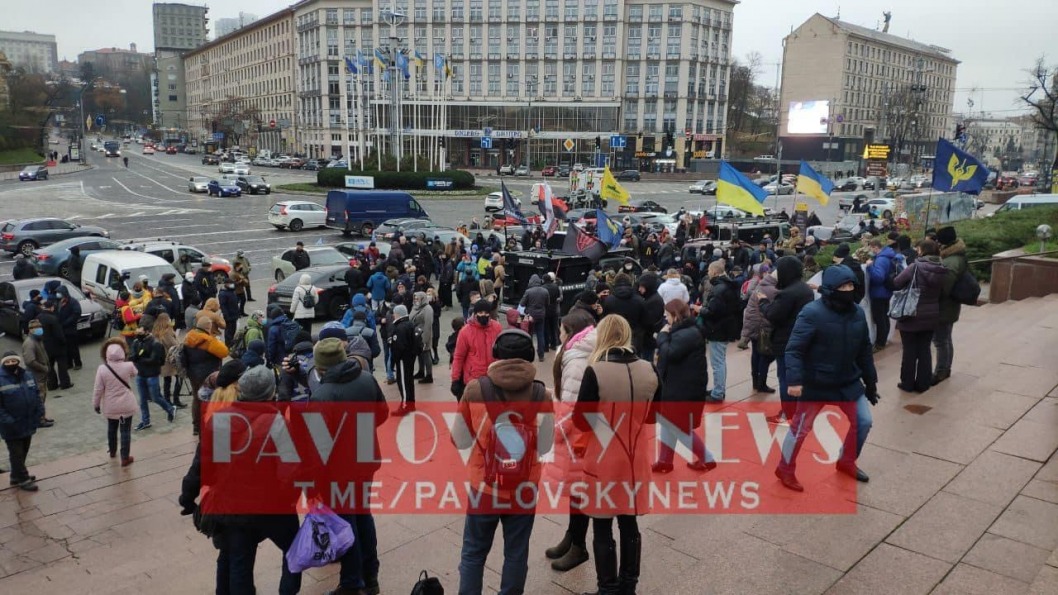 В Киеве возле больницы «Феофания», где лечится президент, устроили митинг - рис. 1