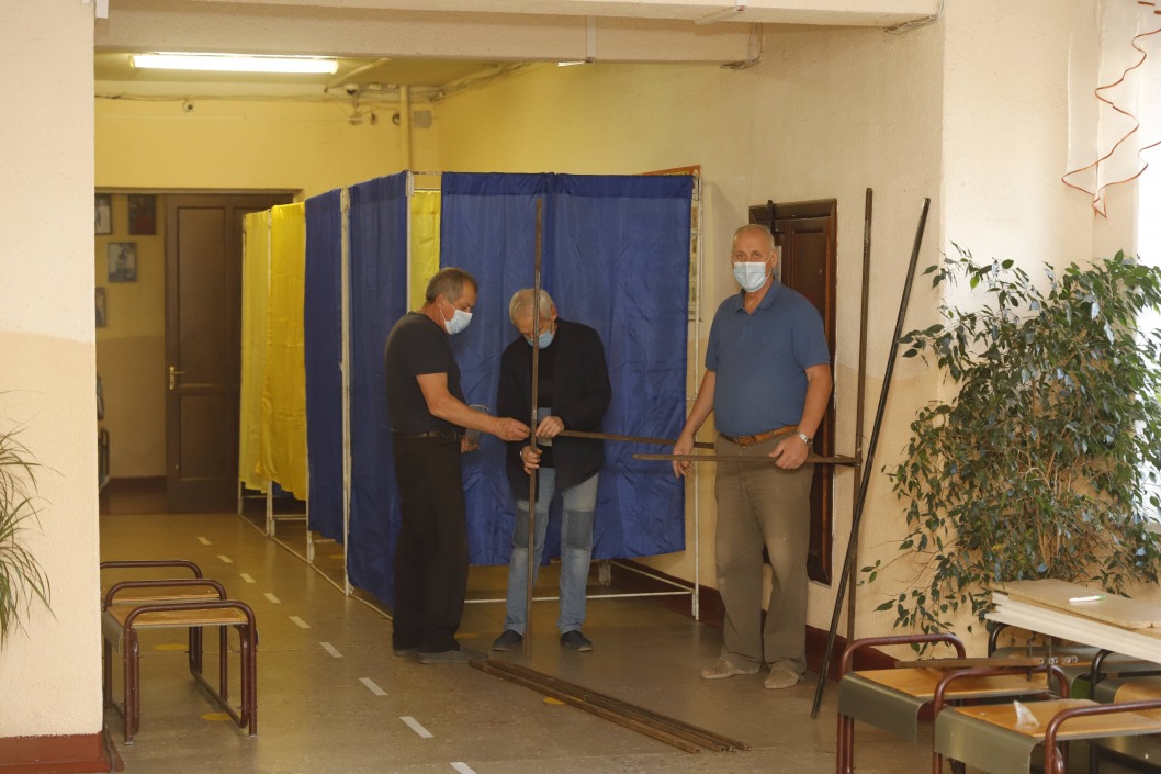 Второй тур выборов в Днепре: избирательные участки в школах готовы к безопасному голосованию - рис. 4