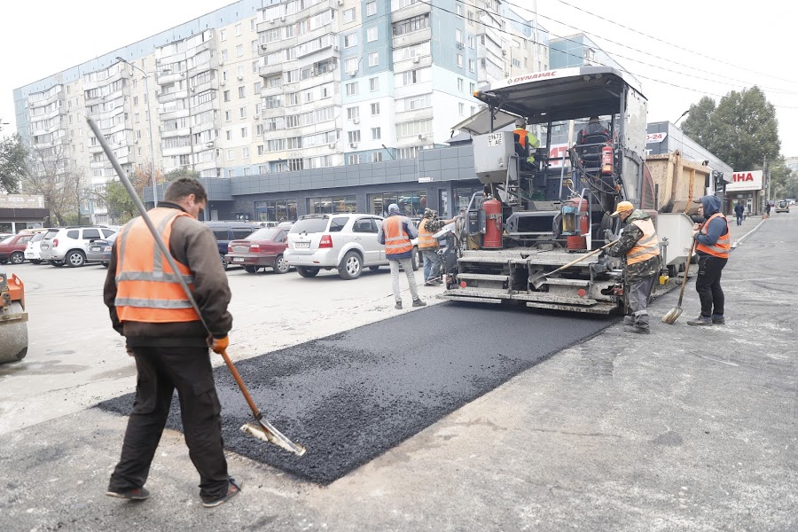 В Днепре повсеместно обновляют дорожное покрытие и тротуары - рис. 2