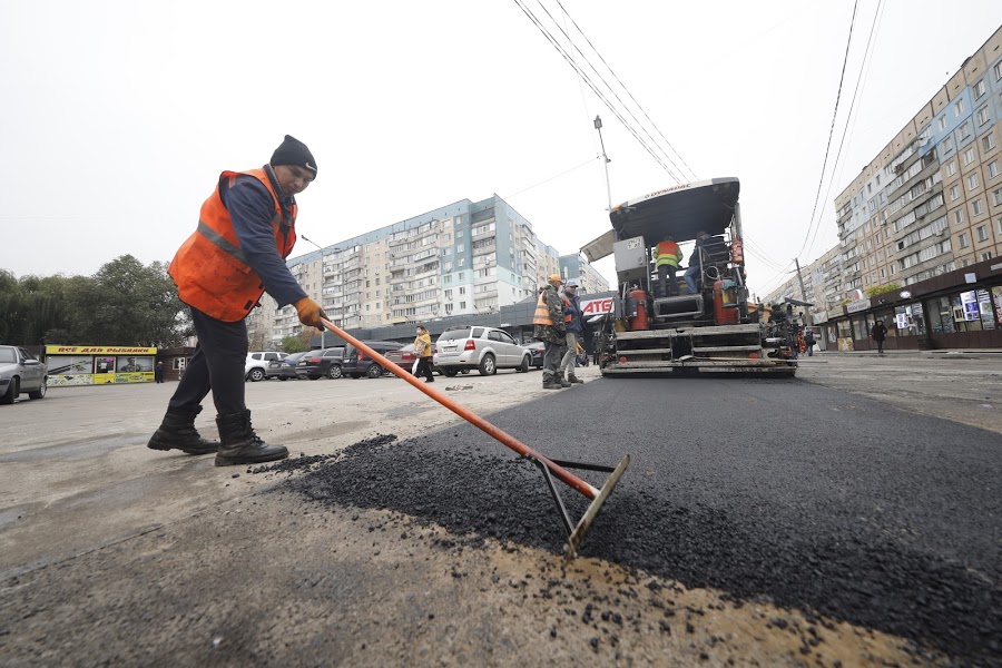 В Днепре повсеместно обновляют дорожное покрытие и тротуары - рис. 1