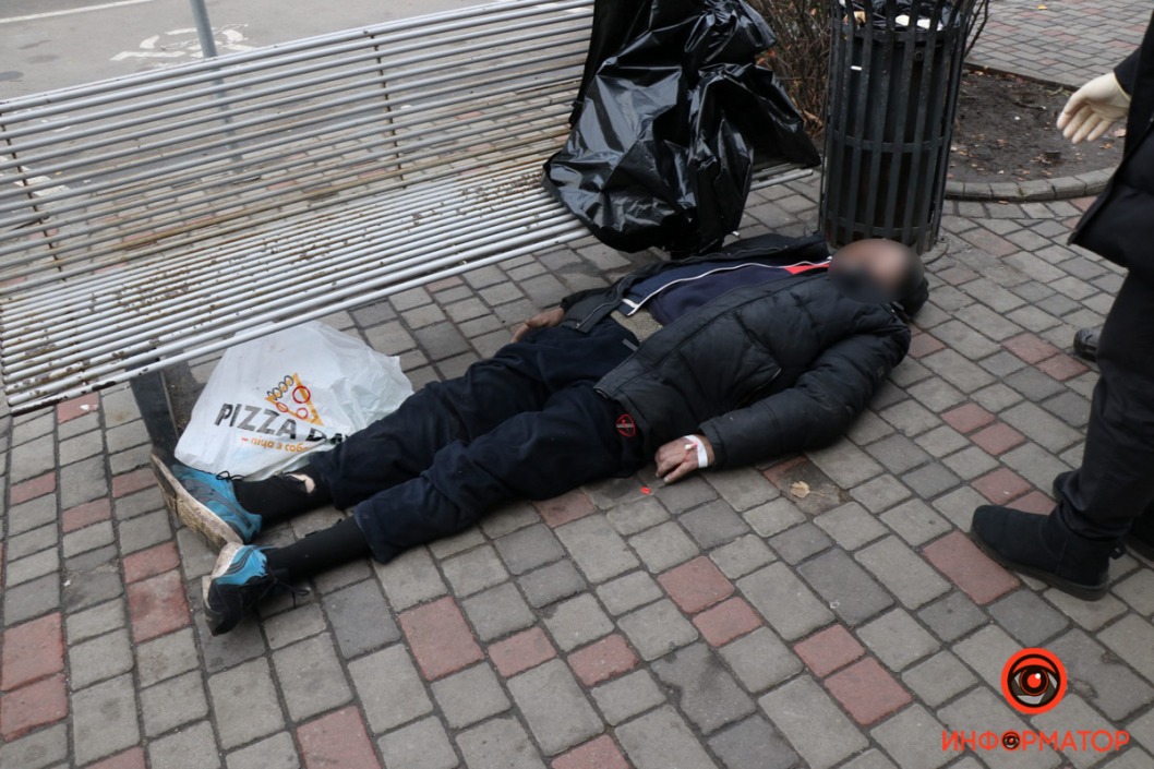 В Днепре на Набережной Победы умер бездомный - рис. 1
