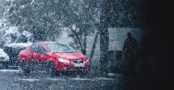 Снег застал водителей врасплох: автомобили уходят в занос - рис. 2
