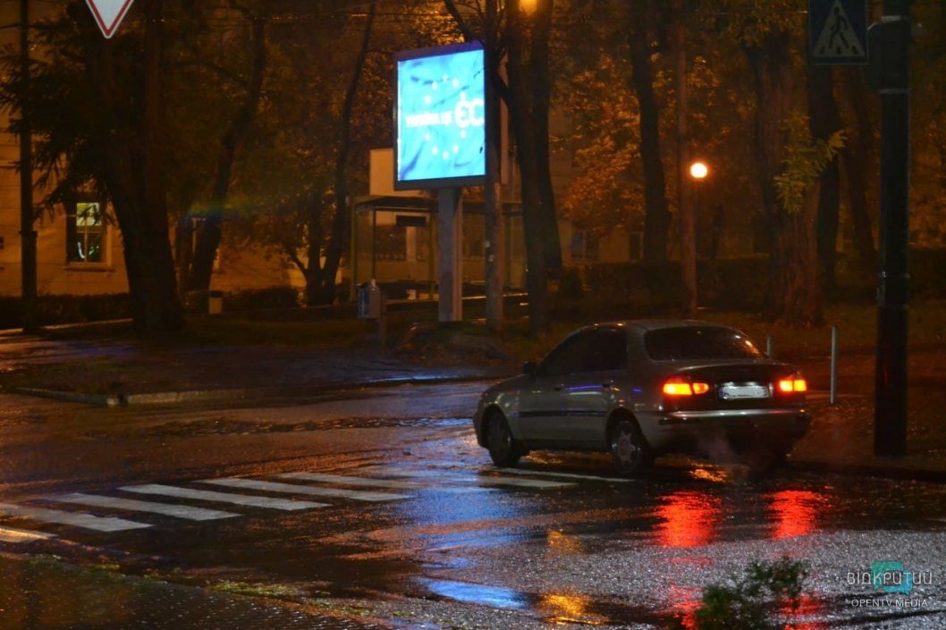 Днепр накрыло дождем: на Яворницкого затапливает дороги - рис. 5