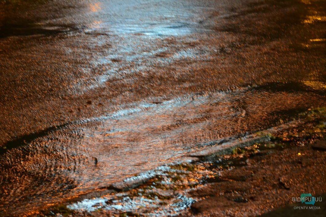 Днепр накрыло дождем: на Яворницкого затапливает дороги - рис. 6