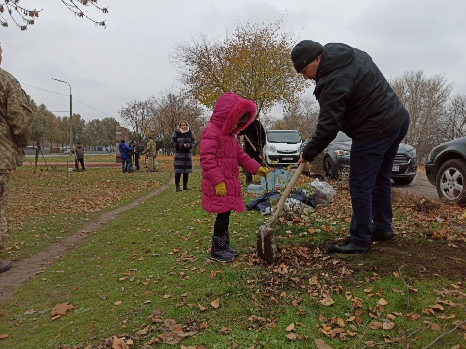 В Днепре на Набережной высадили несколько десятков деревьев в честь погибших героев - рис. 4
