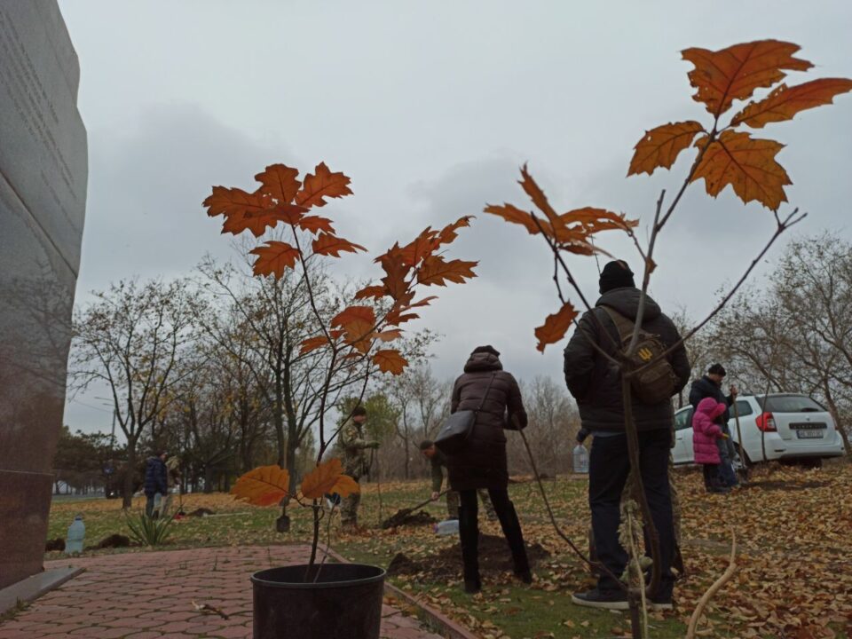 В Днепре на Набережной высадили несколько десятков деревьев в честь погибших героев - рис. 7