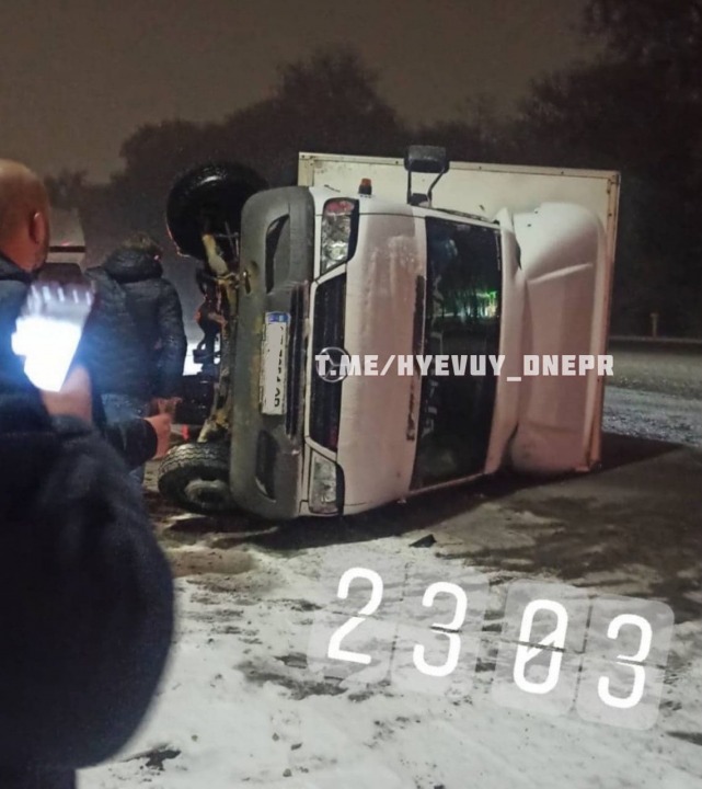 Снег застал водителей врасплох: автомобили уходят в занос - рис. 1