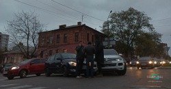 В Днепре посреди оживленного перекрестка столкнулись две иномарки - рис. 13