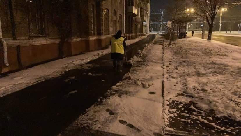 Первый снег в Днепре: на дороги вывели спецтехнику (ФОТО) - рис. 3