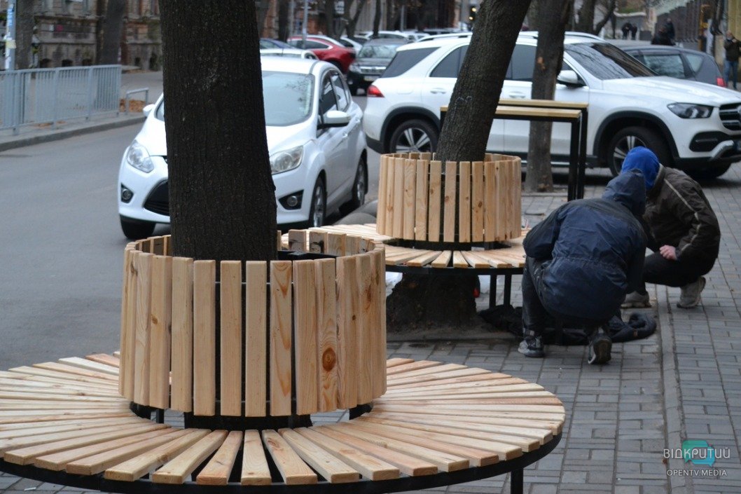 В центре Днепра установили деревянные скамейки вокруг стволов деревьев - рис. 1