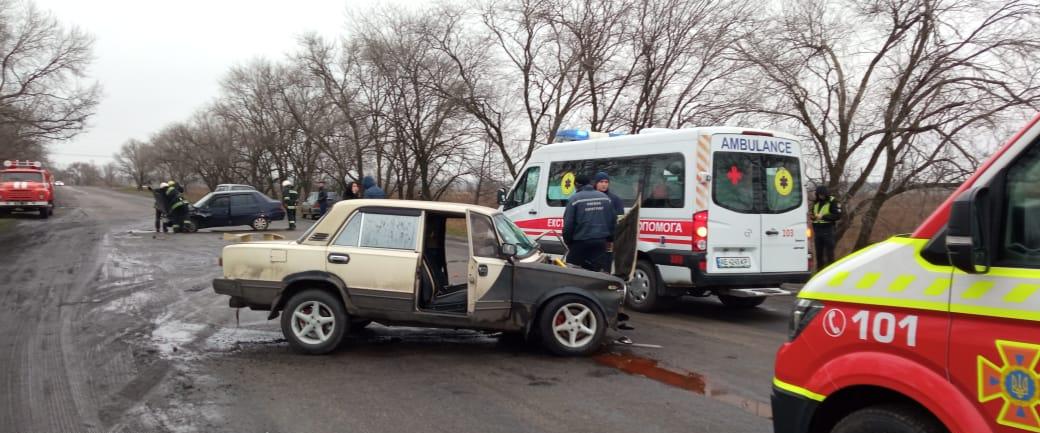 Под Днепром столкнулись ВАЗ и Славута: одного из пострадавших «вырезали» из автомобиля - рис. 1