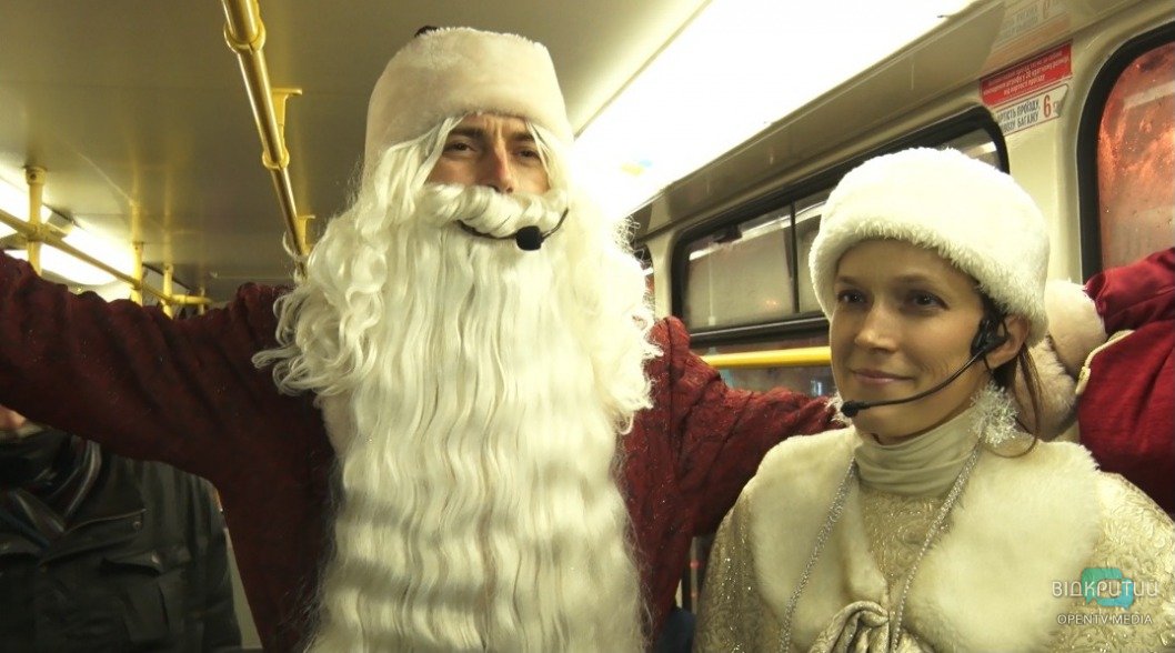 В днепровском трамвае Дед Мороз со Снегурочкой раздавали новогодние подарки - рис. 3