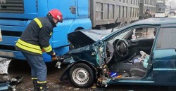 В Днепре столкнулись две легковушки: пострадавшую из смятой машины вырезали спасатели - рис. 7