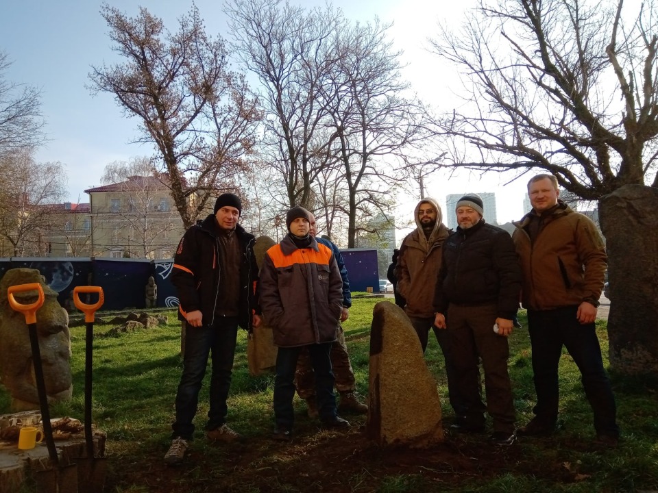 В Днепре возле исторического музея установили еще одну скифскую бабу (ФОТО) - рис. 3