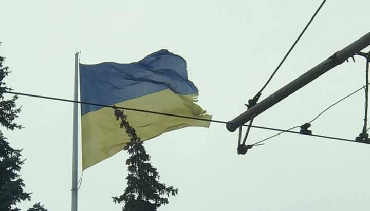 В Днепре порвался гигантский флаг Украины - рис. 1