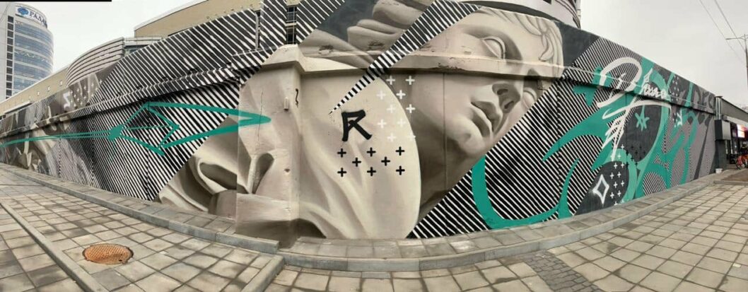 Римская богиня и современное граффити: в центре Днепра появился новый мурал - рис. 1