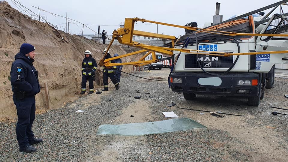 В Днепре высотный кран упал на грузовик: водителя раздавило насмерть - рис. 2