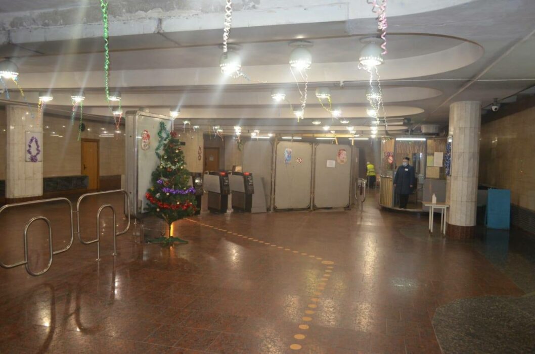 В Днепре станции метро украсили к Новому году - рис. 3