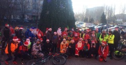 Санты на колесах: в Кривом Роге прошел традиционный новогодний велопробег - рис. 15