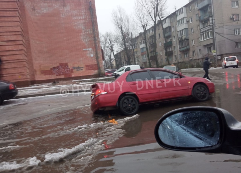 В Днепре на Гусенко легковушка провалилась в дыру на дороге - рис. 1
