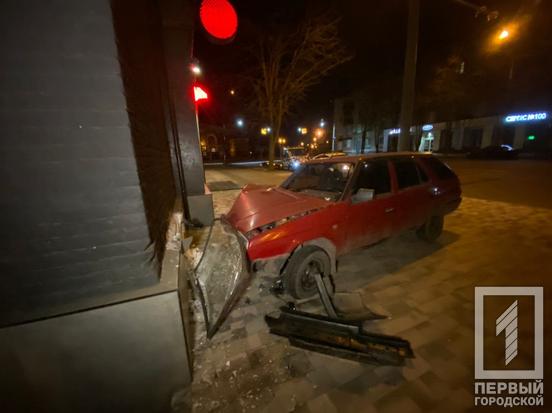 В Кривом Роге водитель Skoda Forman врезался в ресторан: есть пострадавшие - рис. 2