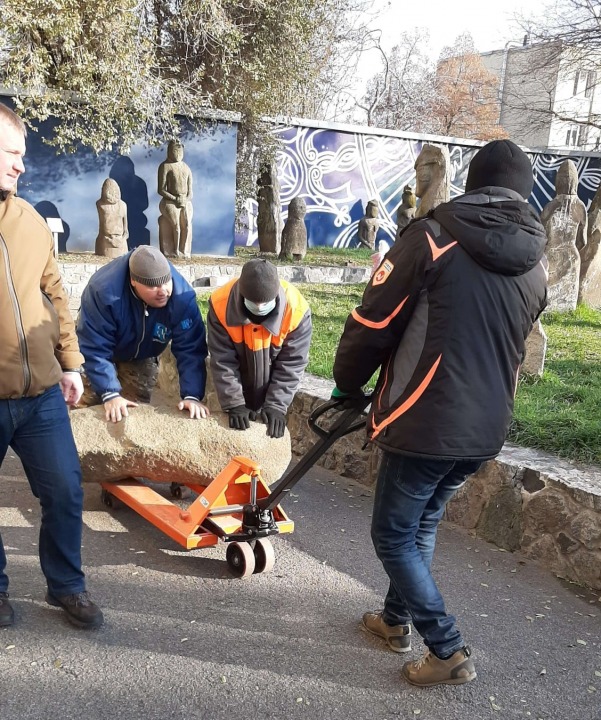 В Днепре возле исторического музея установили еще одну скифскую бабу (ФОТО) - рис. 2