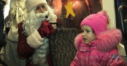 В днепровском трамвае Дед Мороз со Снегурочкой раздавали новогодние подарки - рис. 20