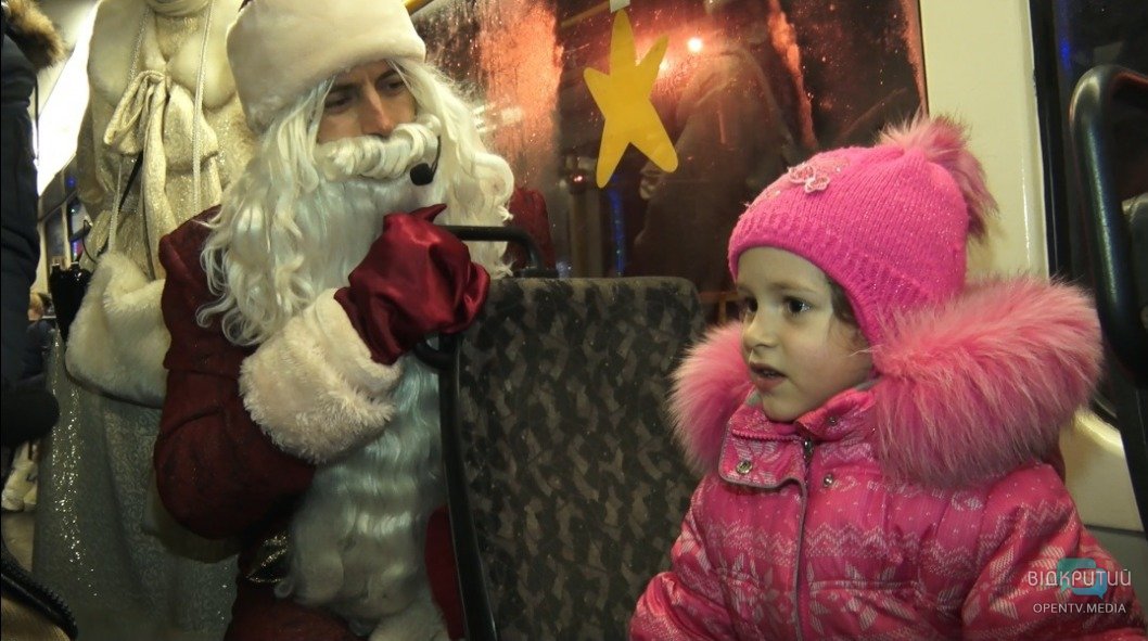 В днепровском трамвае Дед Мороз со Снегурочкой раздавали новогодние подарки - рис. 2