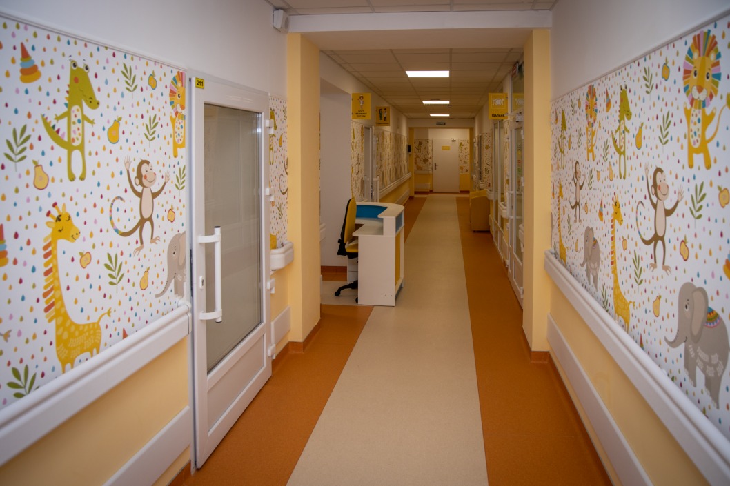 Зверята на стенах и игрушки в палатах: в Никополе открыли современную детскую больницу - рис. 4