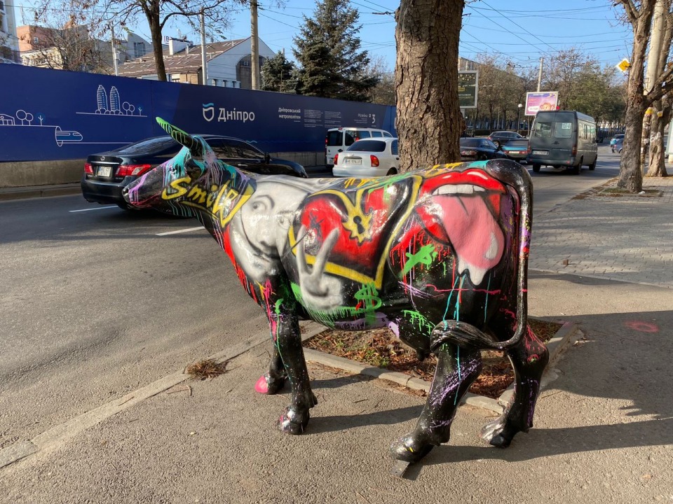 В центре Днепра «гуляет» цветная корова: откуда она взялась - рис. 1