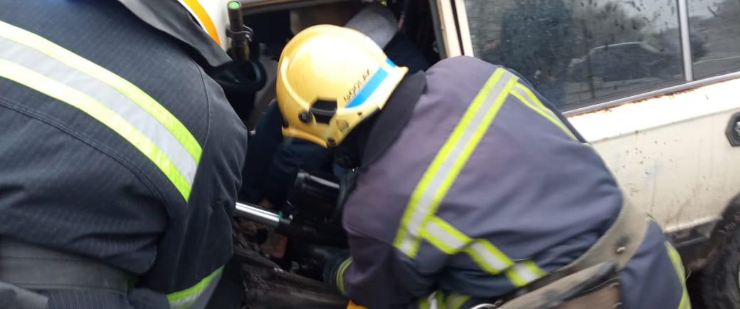 Под Днепром столкнулись ВАЗ и Славута: одного из пострадавших «вырезали» из автомобиля - рис. 3