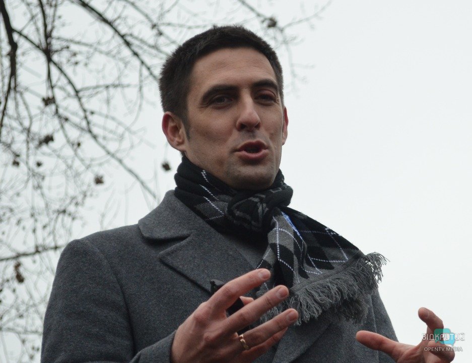 Мяч, шарф и мегафон: в центре Днепра появилась необычная мини-скульптура - рис. 4