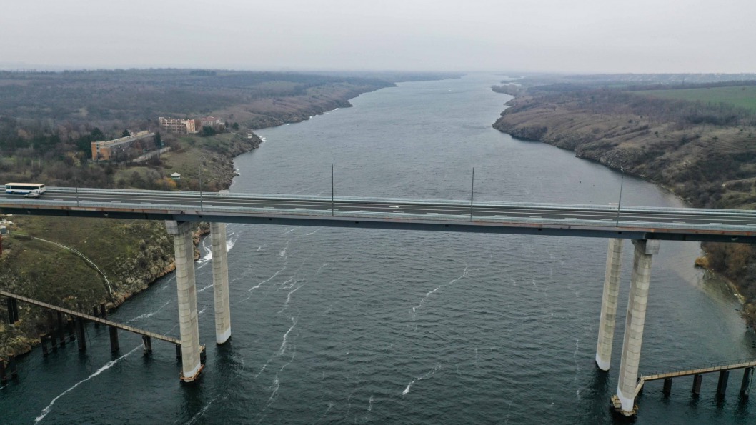 Зеленский открыл первый проезд Запорожского моста через Днепр - рис. 1
