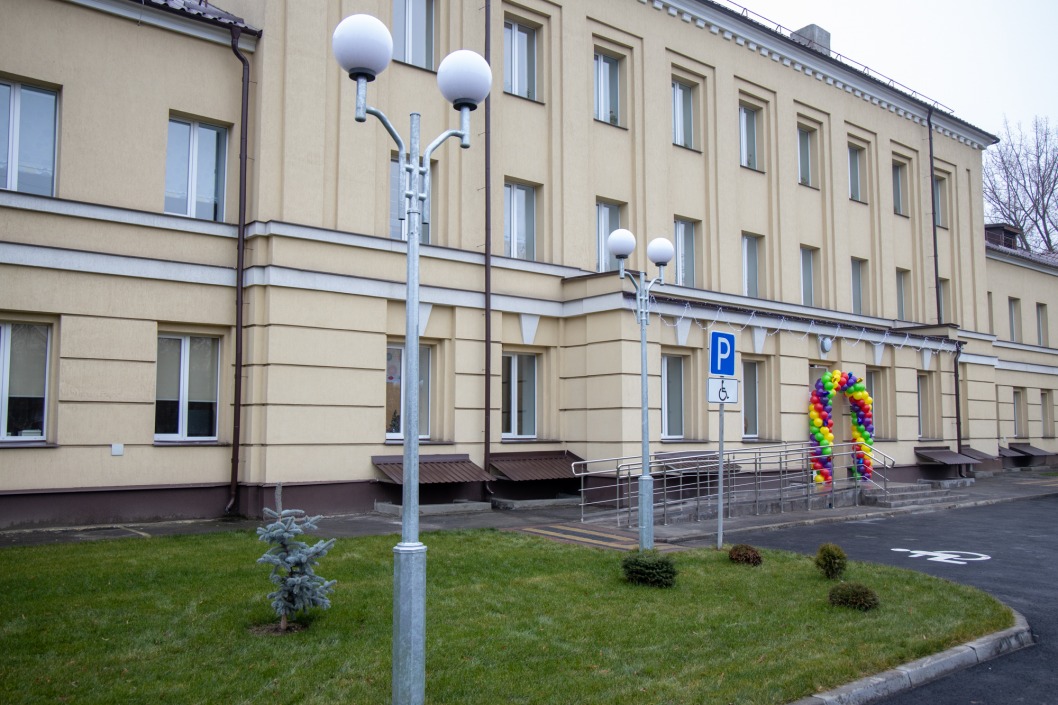 Зверята на стенах и игрушки в палатах: в Никополе открыли современную детскую больницу - рис. 2