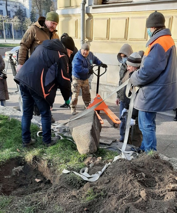 В Днепре возле исторического музея установили еще одну скифскую бабу (ФОТО) - рис. 1