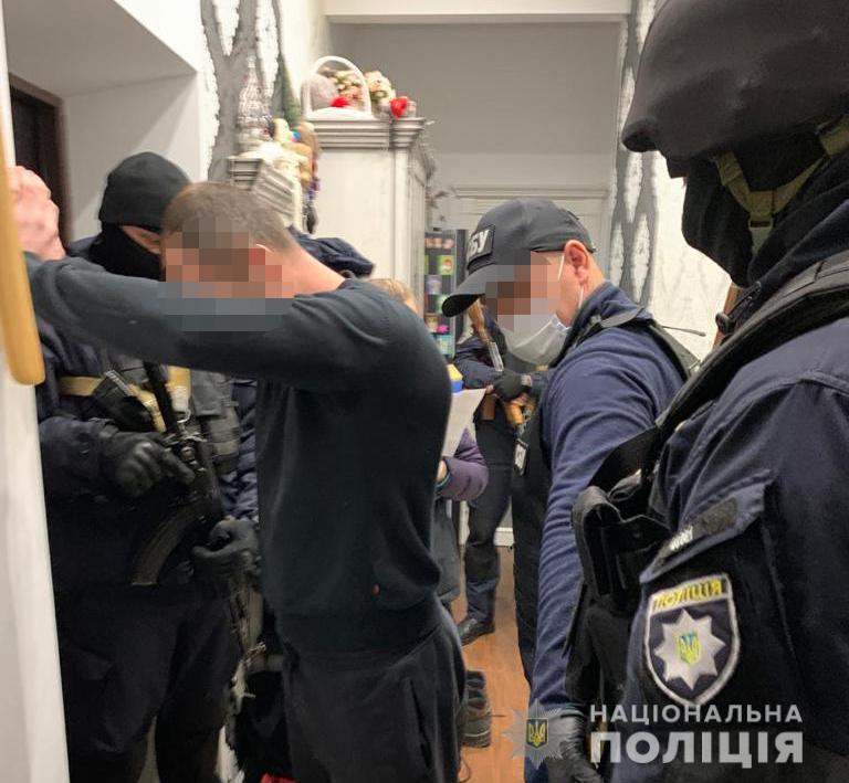 Сбывали наркотики и похищали людей: на Днепропетровщине задержали преступную группировку - рис. 1