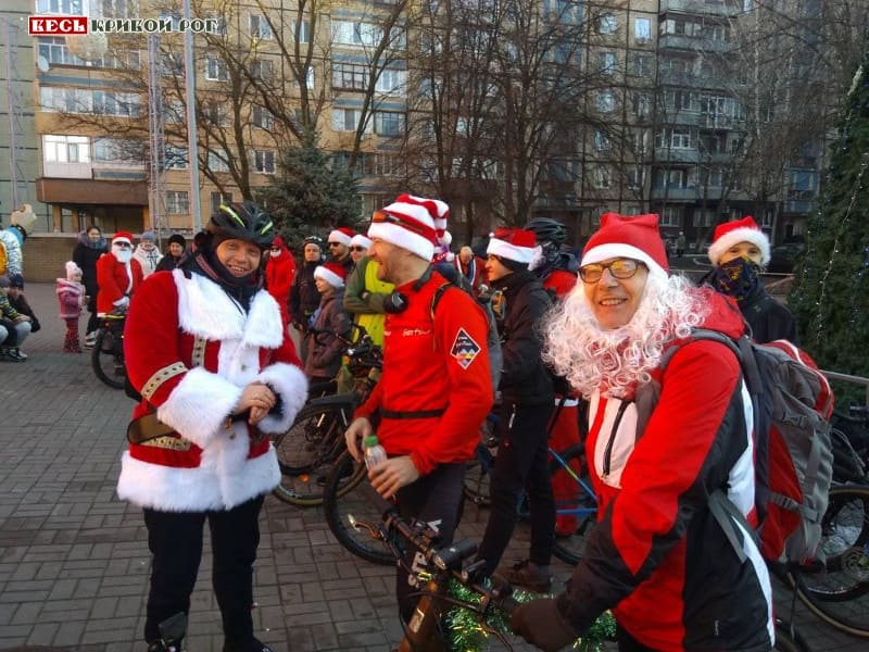 Санты на колесах: в Кривом Роге прошел традиционный новогодний велопробег - рис. 1