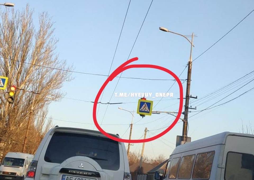 Ноу-хау по-днепровски: на Мануйловском проспекте светофор закрыли дорожным знаком - рис. 1