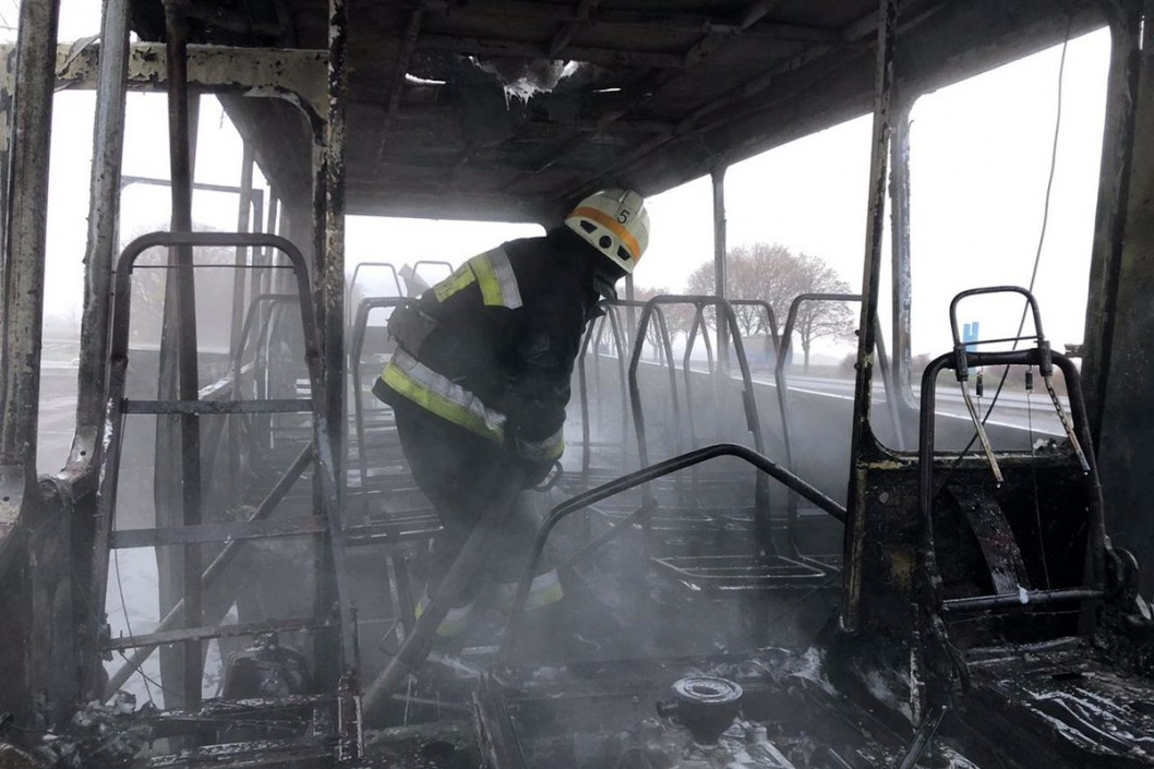 На трассе дотла сгорел пассажирский автобус, следовавший из Днепра в Кривой Рог - рис. 1