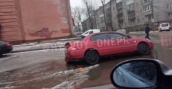 В Днепре на Гусенко легковушка провалилась в дыру на дороге - рис. 13