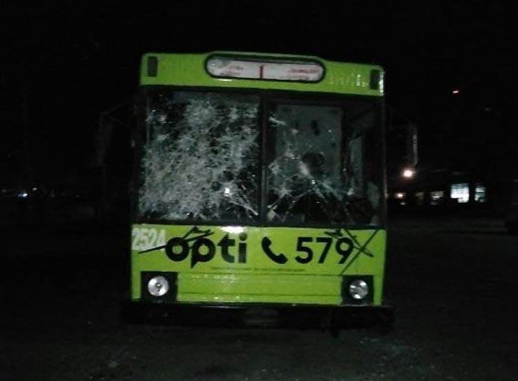 В Днепре подростки повредили троллейбусы: убытков на 300 тысяч гривен - рис. 1