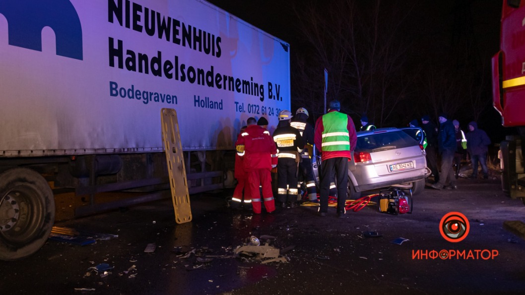 В Днепре легковушка протаранила грузовик: водителя вырезали из авто - рис. 1