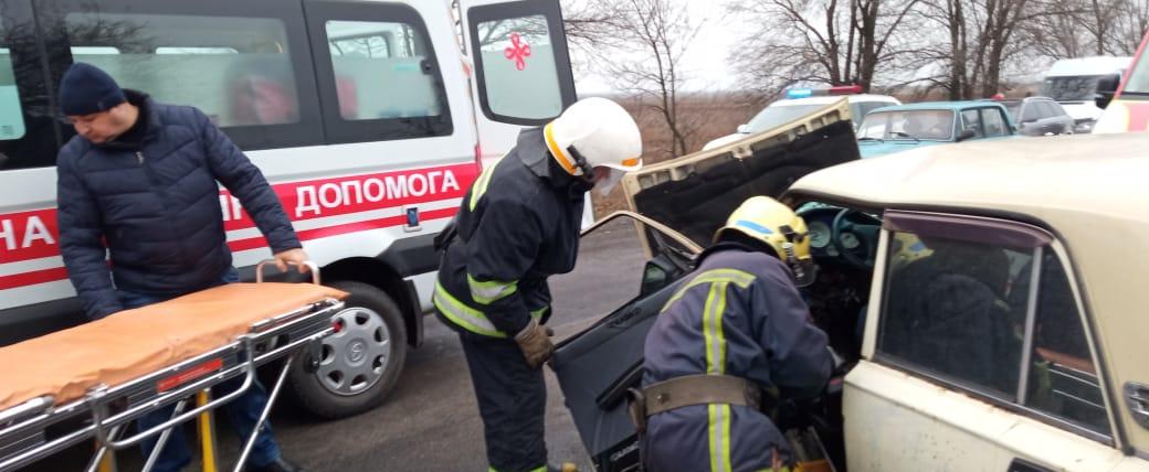Под Днепром столкнулись ВАЗ и Славута: одного из пострадавших «вырезали» из автомобиля - рис. 2